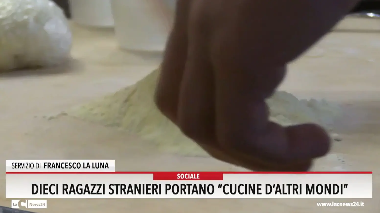 Dieci ragazzi stranieri portano Cucine d'altri mondi