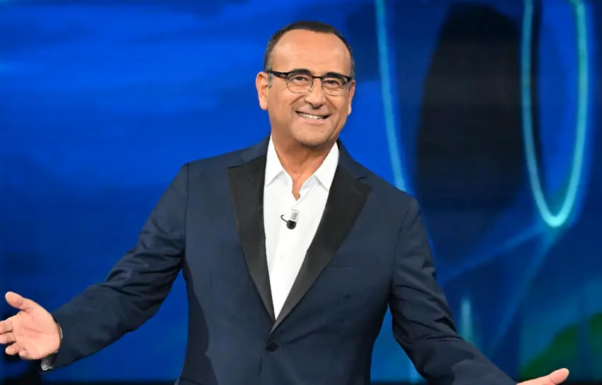 «Questo sarà il mio ultimo Sanremo»: Carlo Conti chiude il ciclo, saluta il Festival e affida il palco a Laura Pausini\n