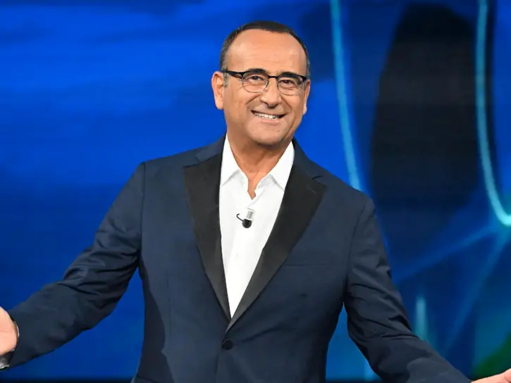 «Questo sarà il mio ultimo Sanremo»: Carlo Conti chiude il ciclo, saluta il Festival e affida il palco a Laura Pausini