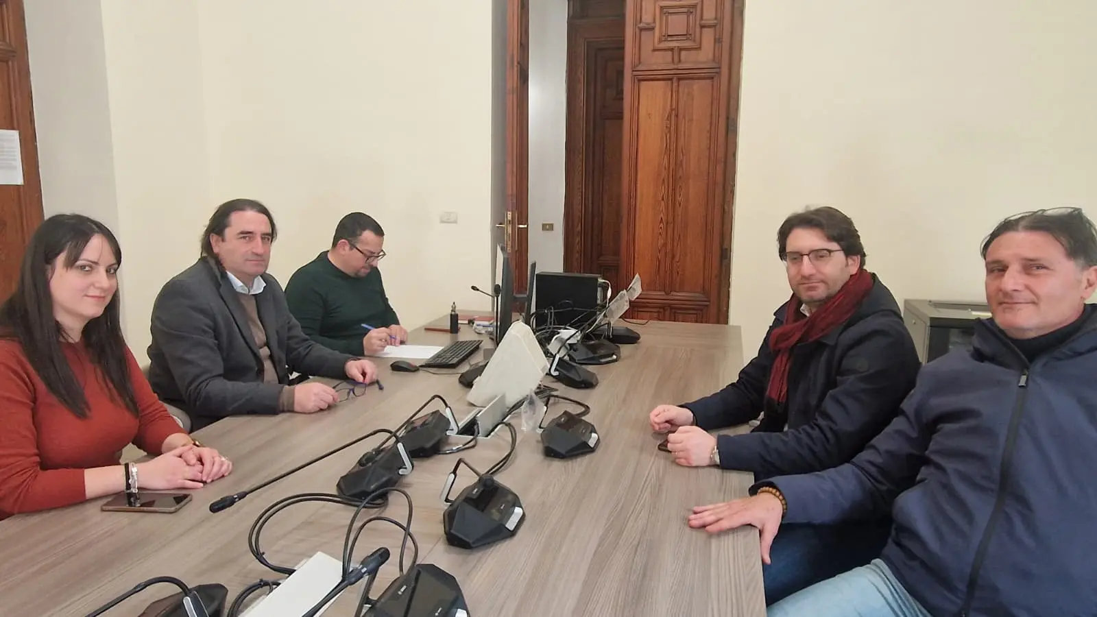 Giornata dell’Educazione, il lavoro silenzioso che tiene insieme il territorio: in Commissione l’esperienza di “Nuova Solidarietà”\n