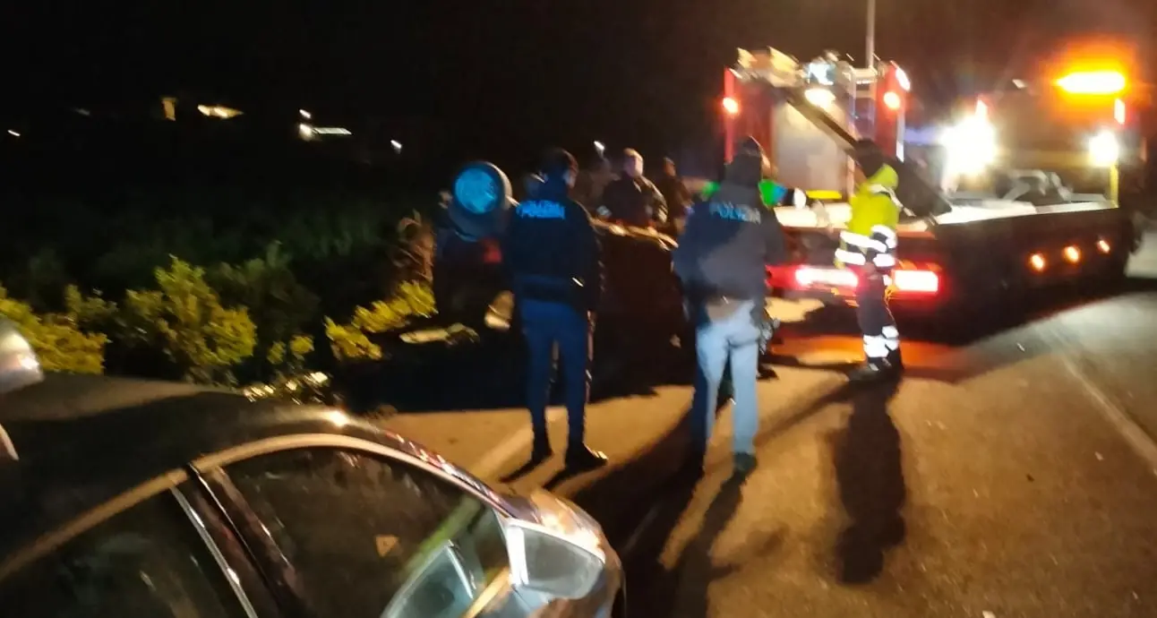 Corigliano, auto in un fosso lungo la strada per Cantinella: due feriti\n