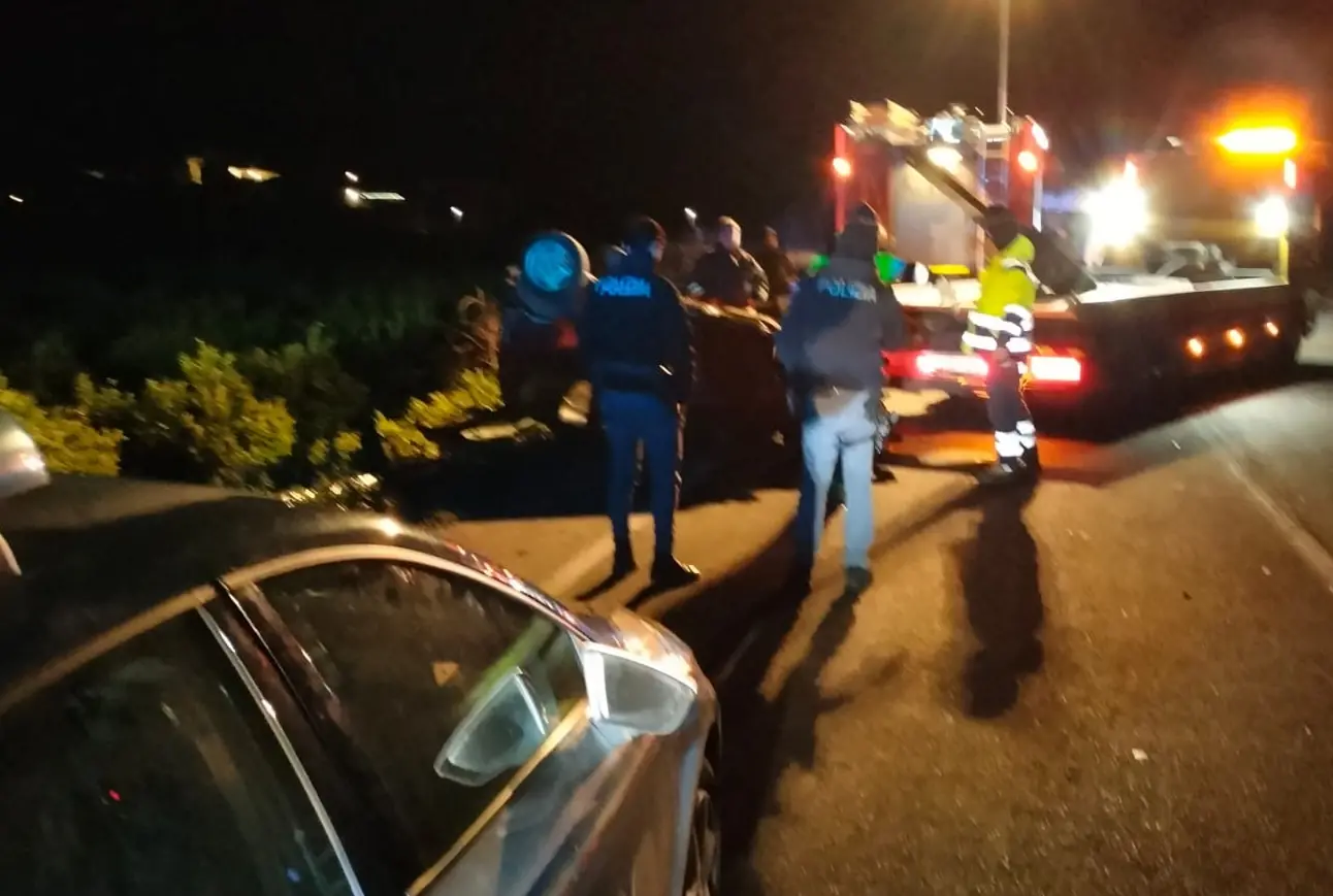 Corigliano, auto in un fosso lungo la strada per Cantinella: due feriti\n