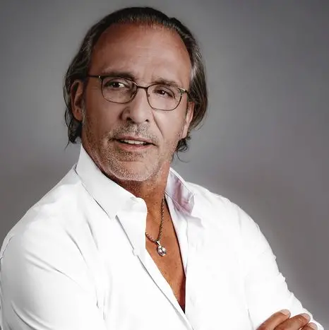 Luca Ward in scena a Vibo Valentia con il suo spettacolo “Il talento di essere tutti e nessuno\"\n