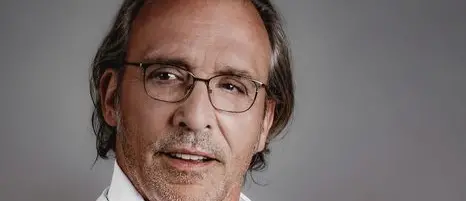 Luca Ward in scena a Vibo Valentia con il suo spettacolo “Il talento di essere tutti e nessuno\"\n