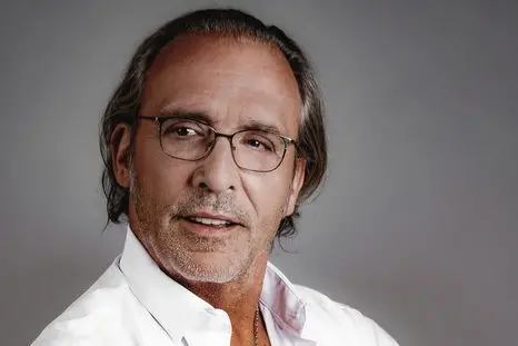 Luca Ward in scena a Vibo Valentia con il suo spettacolo “Il talento di essere tutti e nessuno\"\n