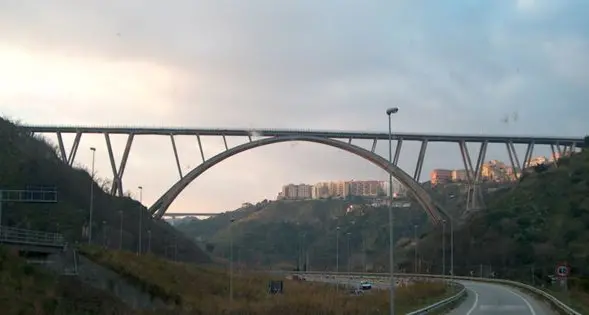Anche Catanzaro si accende di rosa: Bisantis illuminato per il Giro d’Italia