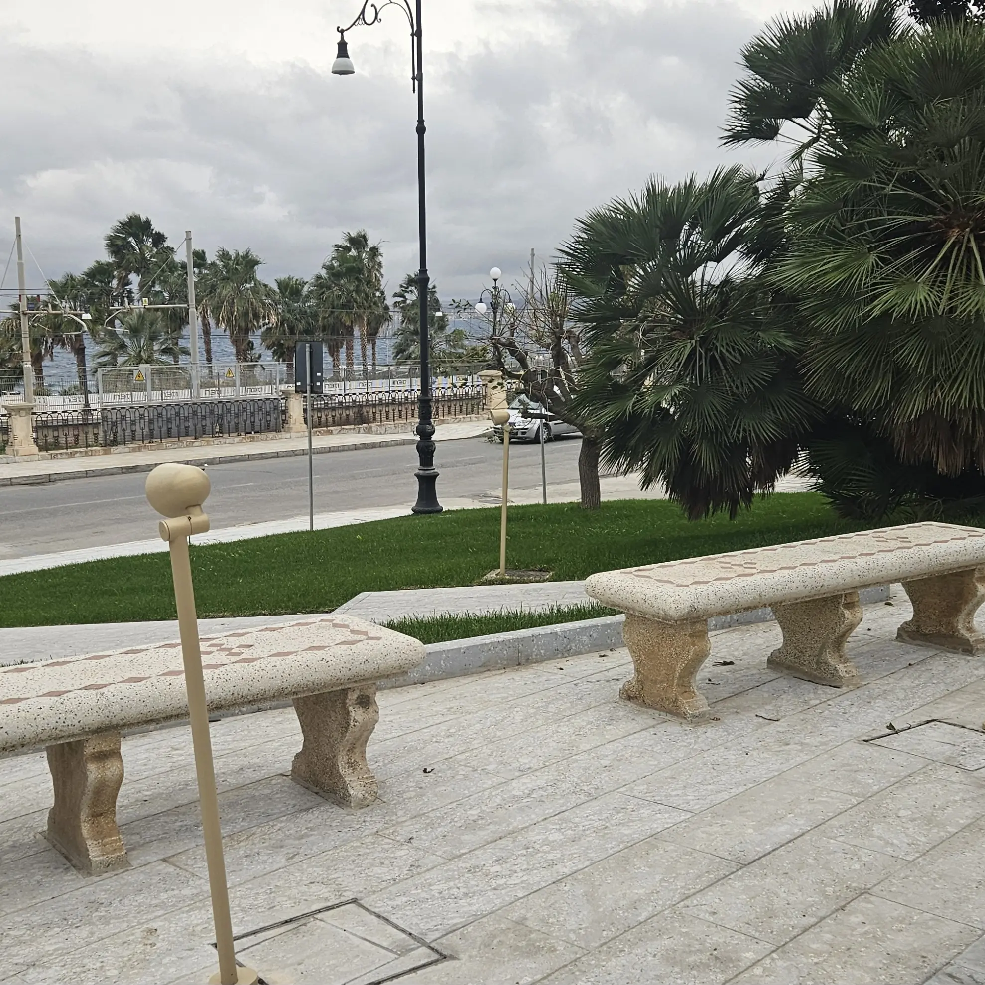 Lungomare, la Fondazione Mediterranea sul nuovo impianto di illuminazione: «Non è in sintonia con storia e identità dei luoghi»\n