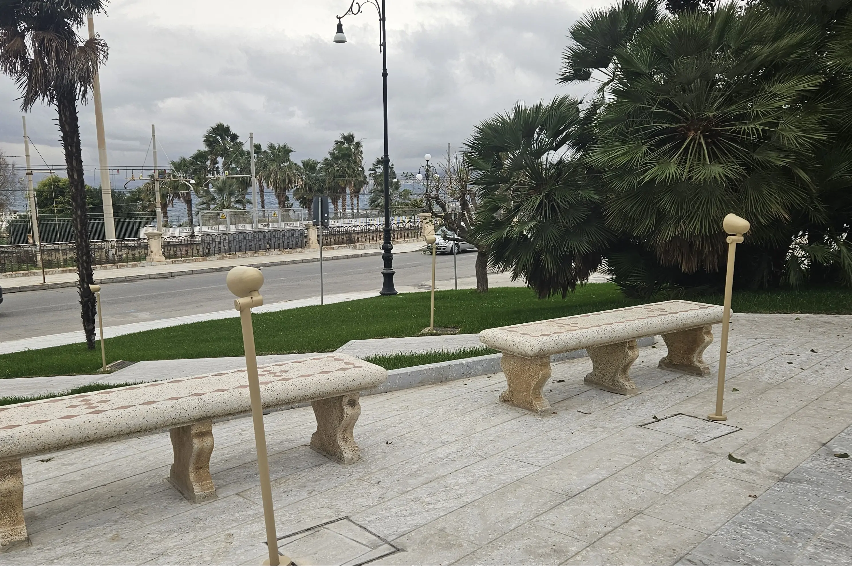 Lungomare, la Fondazione Mediterranea sul nuovo impianto di illuminazione: «Non è in sintonia con storia e identità dei luoghi»\n