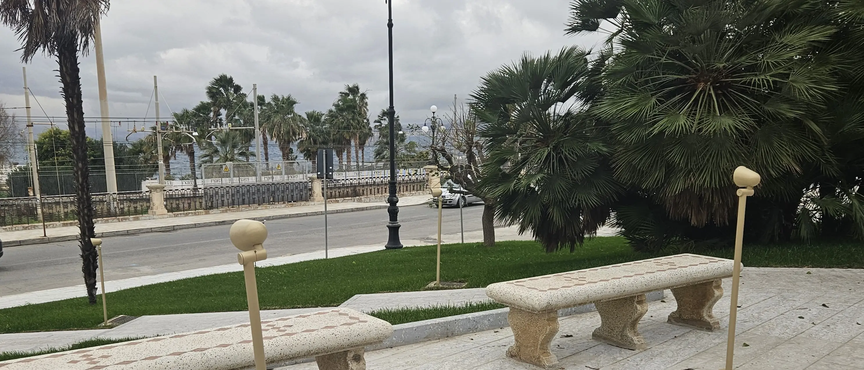 Lungomare, la Fondazione Mediterranea sul nuovo impianto di illuminazione: «Non è in sintonia con storia e identità dei luoghi»\n