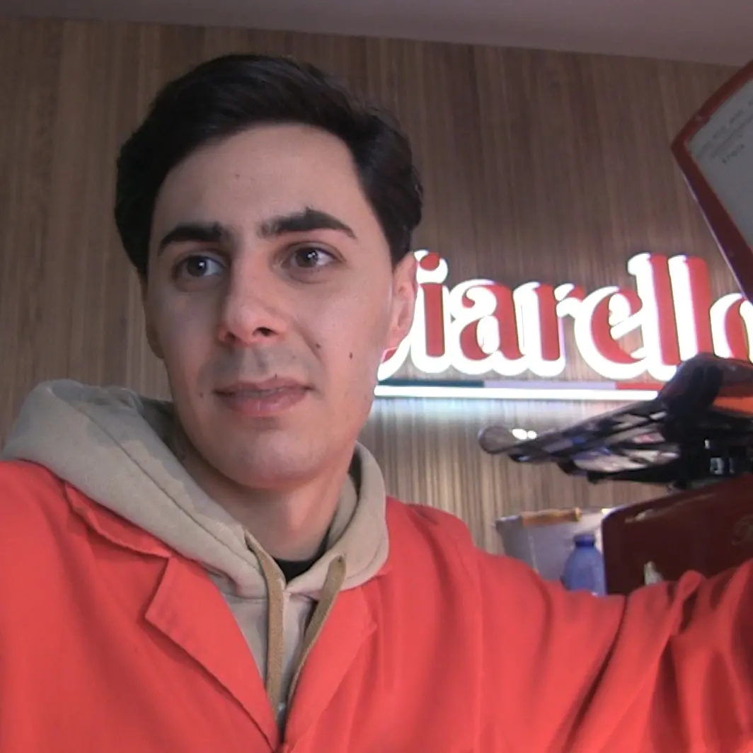 Costantino, 25 anni e quella bottiglia incendiaria lasciata davanti alla sua macelleria a Vibo: «Non ho paura, sono rimasto perché amo la mia città»\n