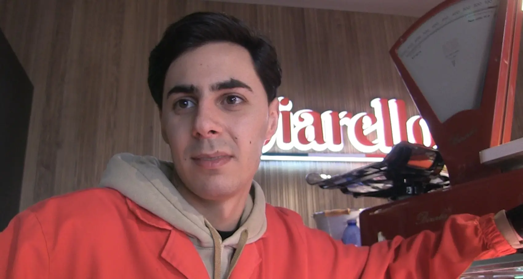 Costantino, 25 anni e quella bottiglia incendiaria lasciata davanti alla sua macelleria a Vibo: «Non ho paura, sono rimasto perché amo la mia città»\n