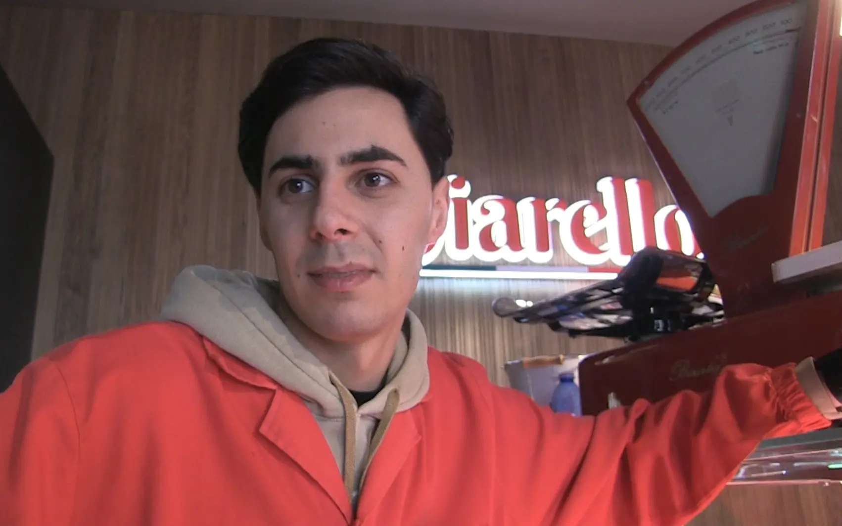 Costantino, 25 anni e quella bottiglia incendiaria lasciata davanti alla sua macelleria a Vibo: «Non ho paura, sono rimasto perché amo la mia città»\n