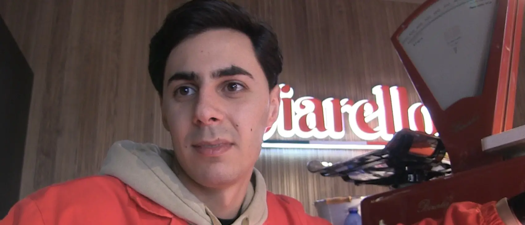 Costantino, 25 anni e quella bottiglia incendiaria lasciata davanti alla sua macelleria a Vibo: «Non ho paura, sono rimasto perché amo la mia città»\n