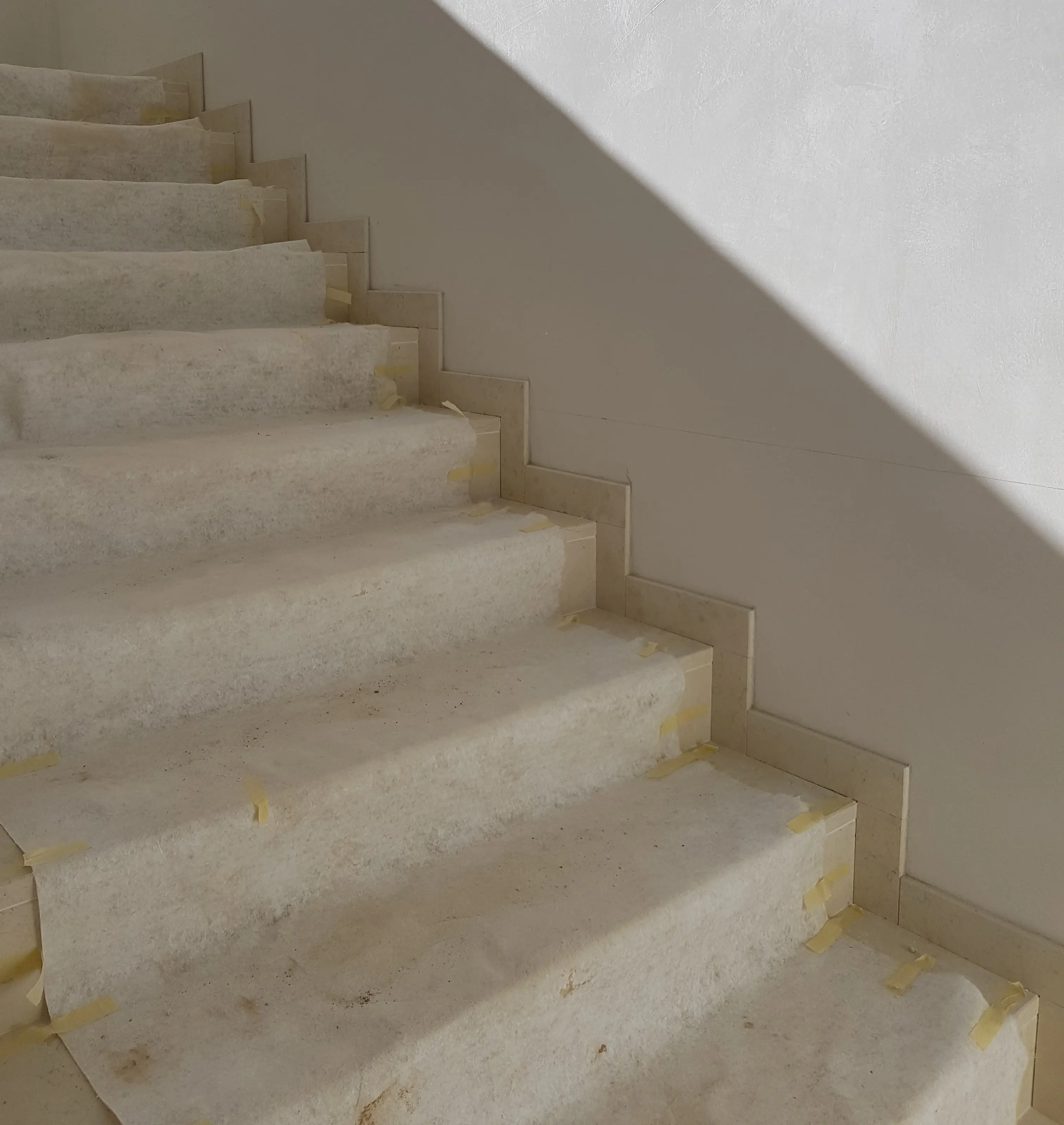 Le figlie ammalate non possono salire quattro rampe di scale: vedova supplica cambio appartamento a piano terra