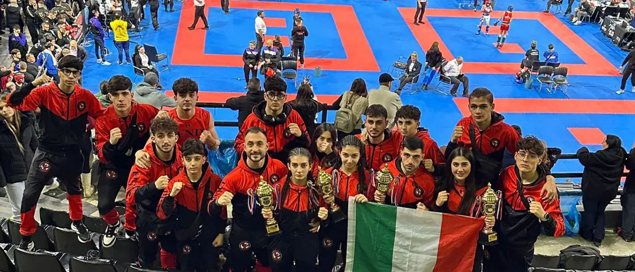 Kikckboxing, la Fenix Sport Academy di Vibo fa\u00A0incetta di medaglie in Grecia: «Abbiamo realizzato l’impossibile»\n