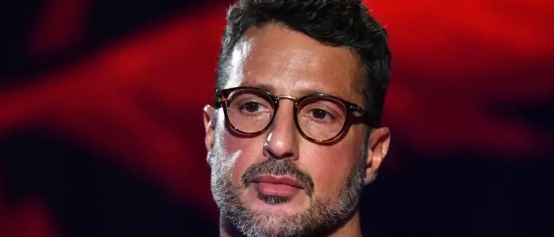 Falsissimo, Corona tuona sull’ascesa di Berlusconi: «Sulla sua fortuna non tutto quadra, quei 113 miliardi da dove vengono?»\n