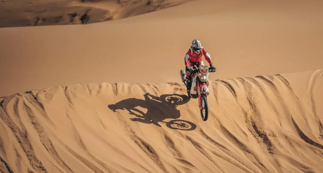 Africa Eco Race 2026, il calabrese Palmer al traguardo di Tagounite:\u00A0«Tappa sfiancante, tra dune e sassi»\n