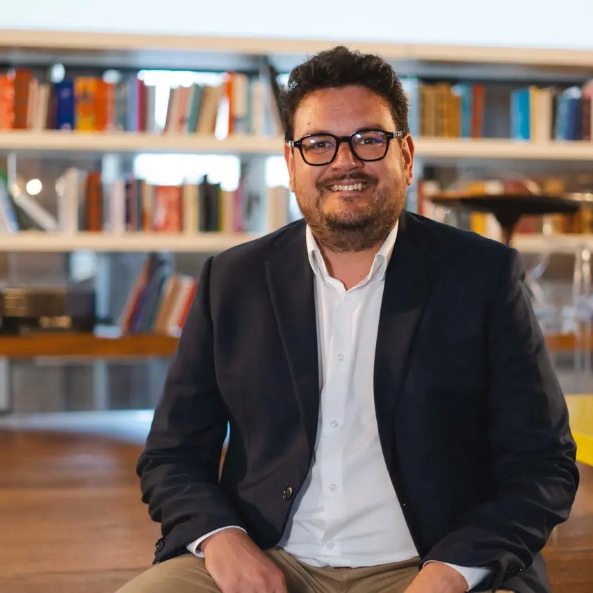 Un mondo che si prosciuga, una lingua che resiste. Ecco “Calùra”, il romanzo d’esordio di Saverio Gangemi\n