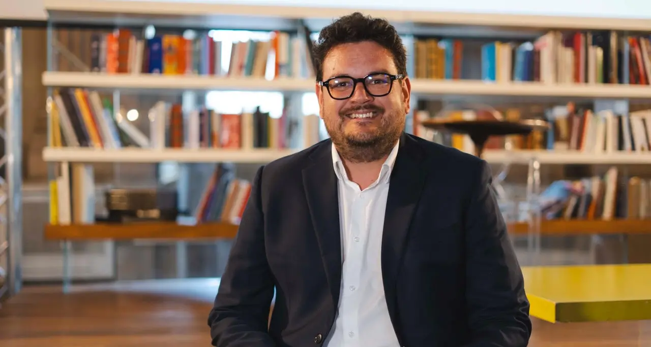 Un mondo che si prosciuga, una lingua che resiste. Ecco “Calùra”, il romanzo d’esordio di Saverio Gangemi\n