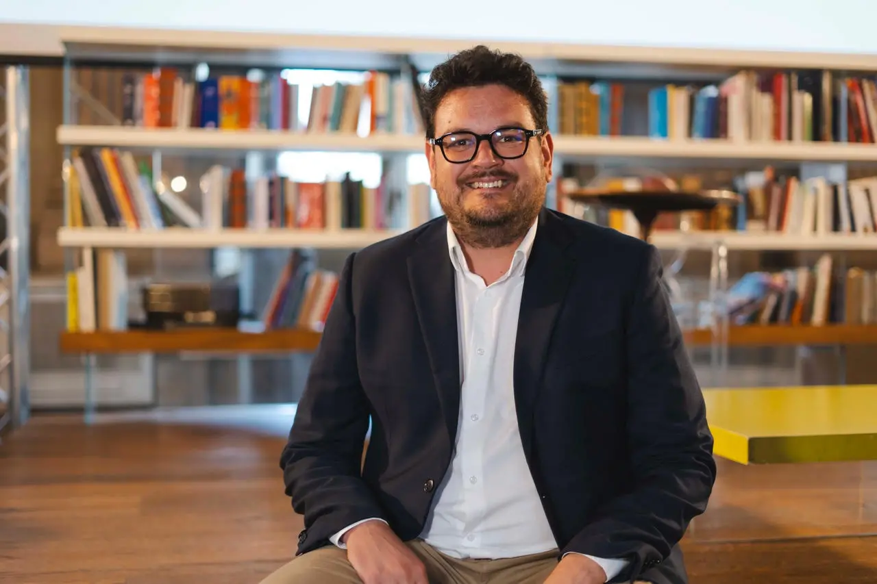 Un mondo che si prosciuga, una lingua che resiste. Ecco “Calùra”, il romanzo d’esordio di Saverio Gangemi\n