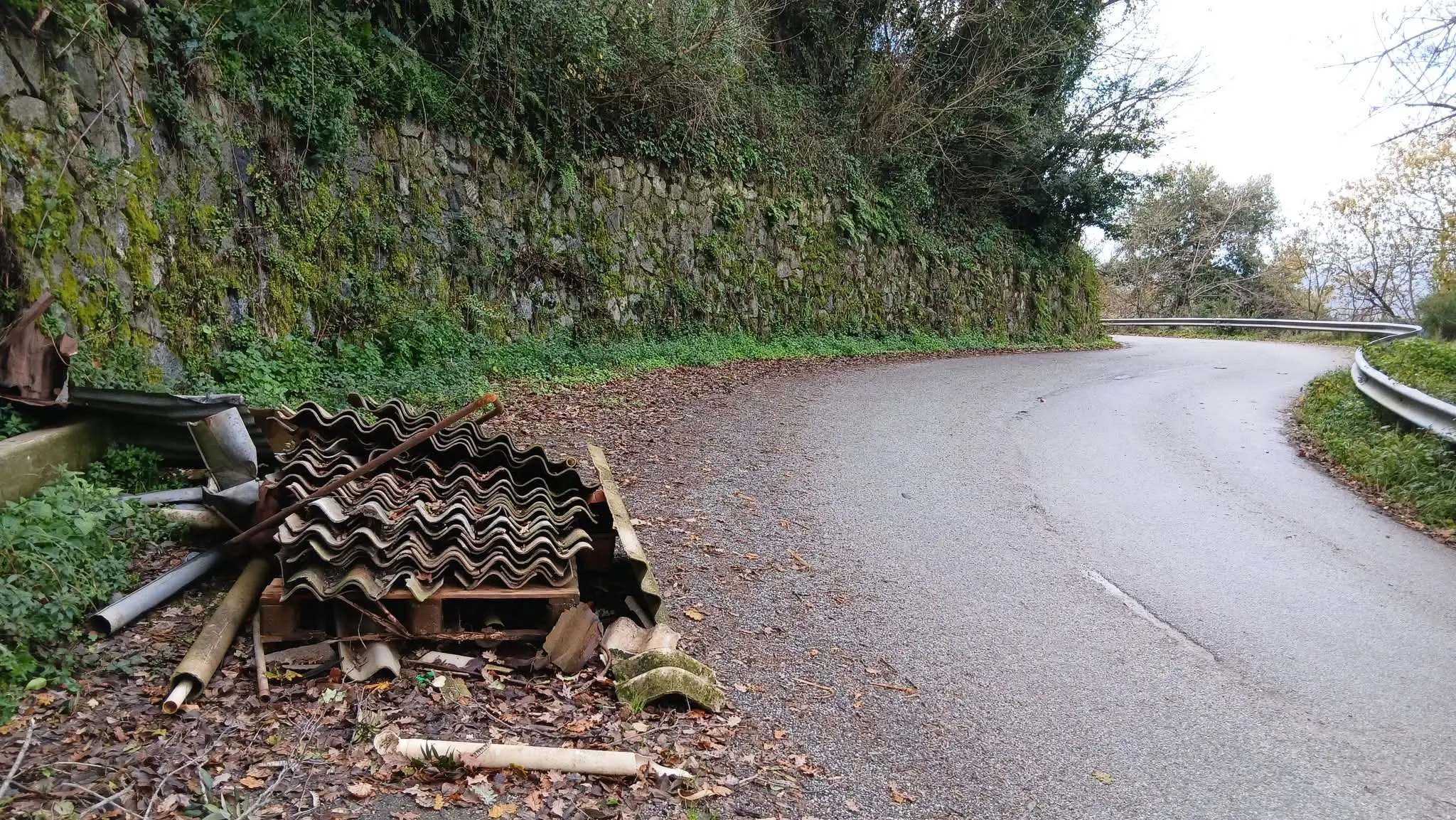 Lo spettacolo indecoroso (e nocivo) dell’eternit abbandonato per strada: un cumulo di lastre sul ciglio della provinciale tra Pizzoni e Soriano\n