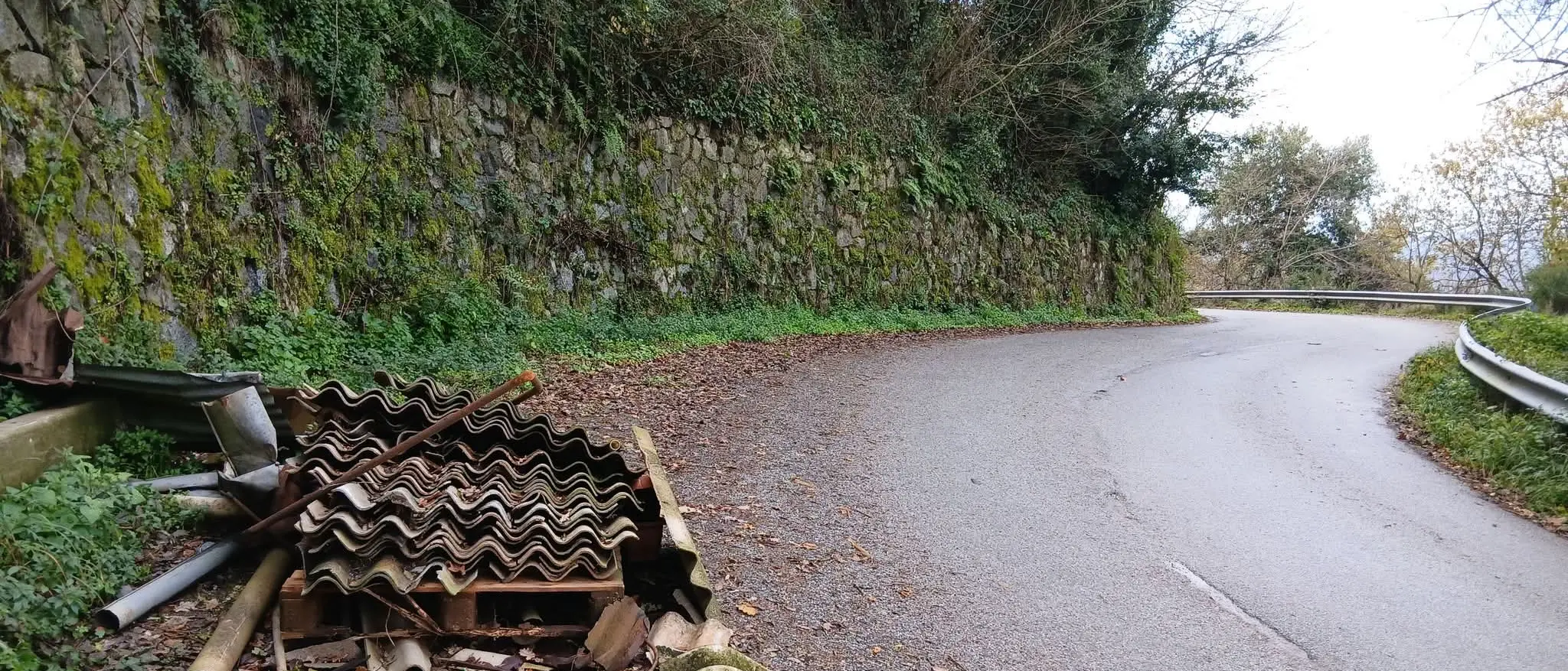 Lo spettacolo indecoroso (e nocivo) dell’eternit abbandonato per strada: un cumulo di lastre sul ciglio della provinciale tra Pizzoni e Soriano\n
