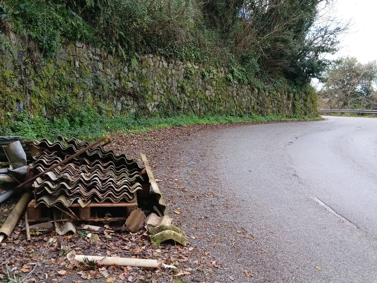 Lo spettacolo indecoroso (e nocivo) dell’eternit abbandonato per strada: un cumulo di lastre sul ciglio della provinciale tra Pizzoni e Soriano
