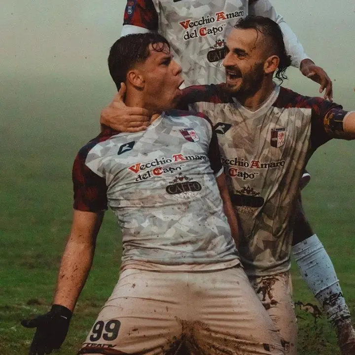 Serie D, la Vibonese risorge sotto la pioggia. Sasanelli: «L'abbraccio in campo a Putrino? Dopo che ho fatto il secondo gol, glielo dovevo»\n