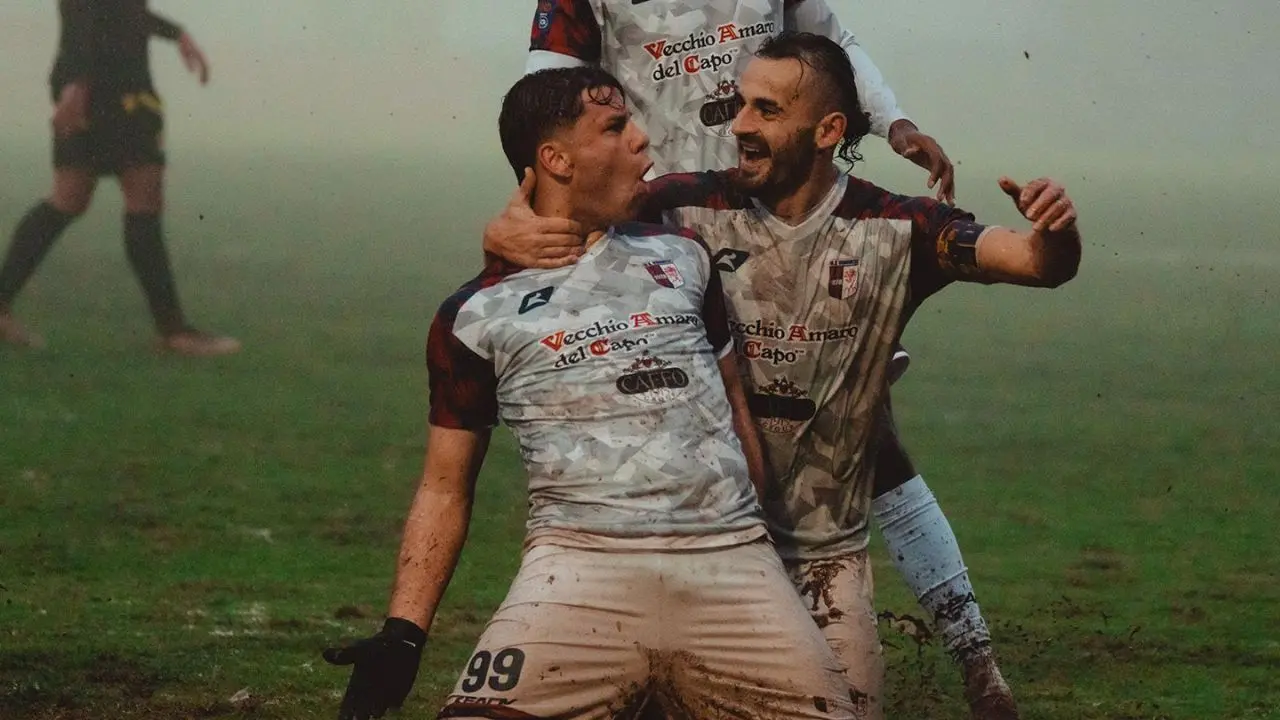 Serie D, la Vibonese risorge sotto la pioggia. Sasanelli: «L'abbraccio in campo a Putrino? Dopo che ho fatto il secondo gol, glielo dovevo»\n