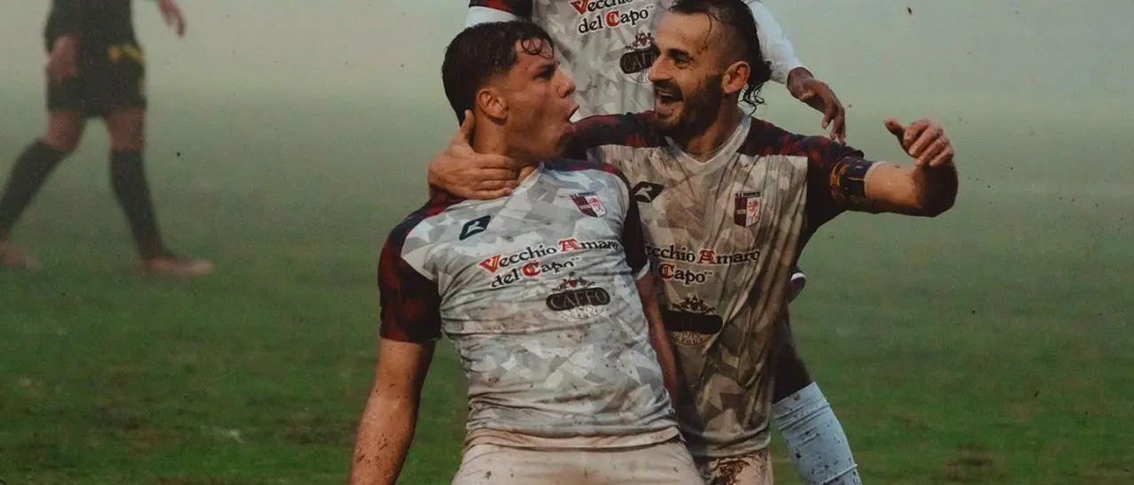 Serie D, la Vibonese risorge sotto la pioggia. Sasanelli: «L'abbraccio in campo a Putrino? Dopo che ho fatto il secondo gol, glielo dovevo»\n