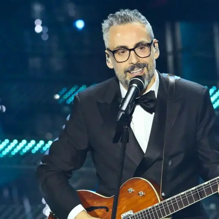 Sanremo, torna Brunori nella serata dei duetti: il cantautore calabrese di nuovo protagonista all’Ariston\n