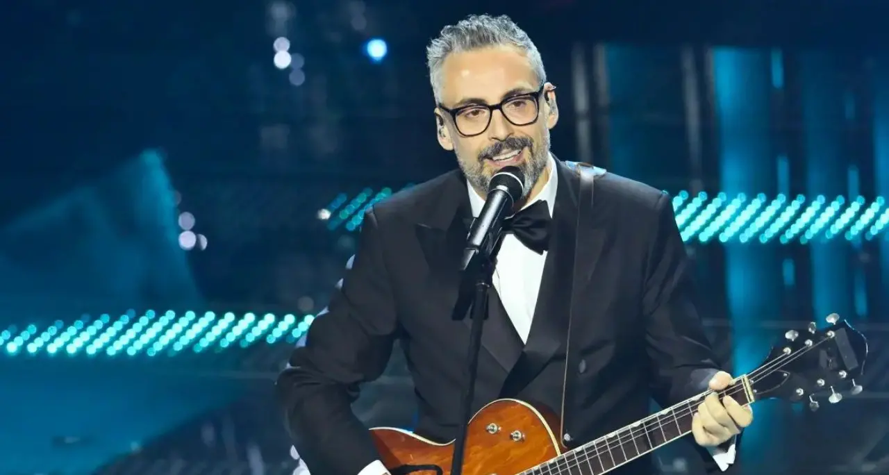 Sanremo, torna Brunori nella serata dei duetti: il cantautore calabrese di nuovo protagonista all’Ariston\n