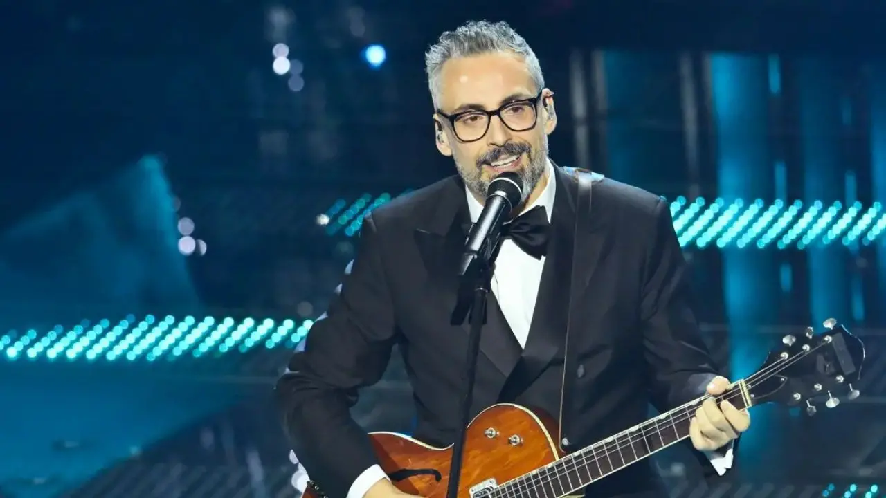 Sanremo, torna Brunori nella serata dei duetti: il cantautore calabrese di nuovo protagonista all’Ariston\n