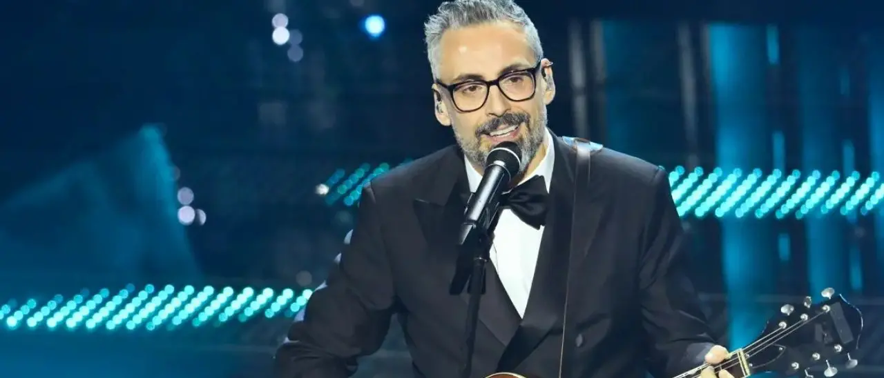 Sanremo, torna Brunori nella serata dei duetti: il cantautore calabrese di nuovo protagonista all’Ariston\n