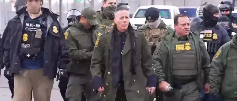 Il comandante dell’Ice\u00A0di origine calabrese rimosso dal Minnesota: Bovino silenziato sui social dopo i morti di Minneapolis\n