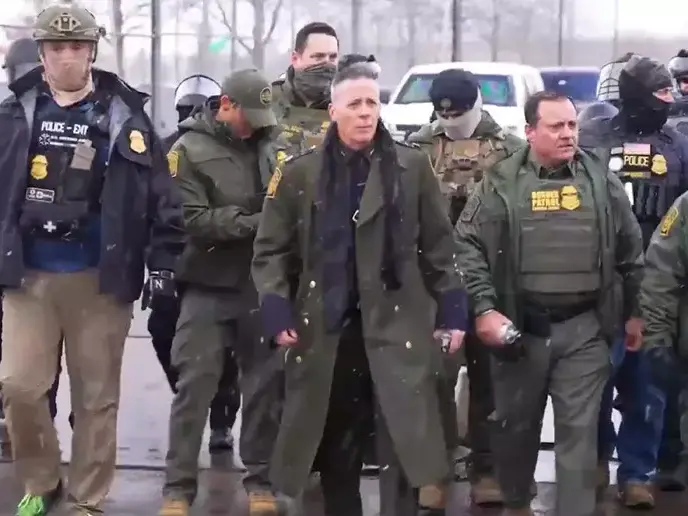 Il comandante dell’Ice di origine calabrese rimosso dal Minnesota: Bovino silenziato sui social dopo i morti di Minneapolis