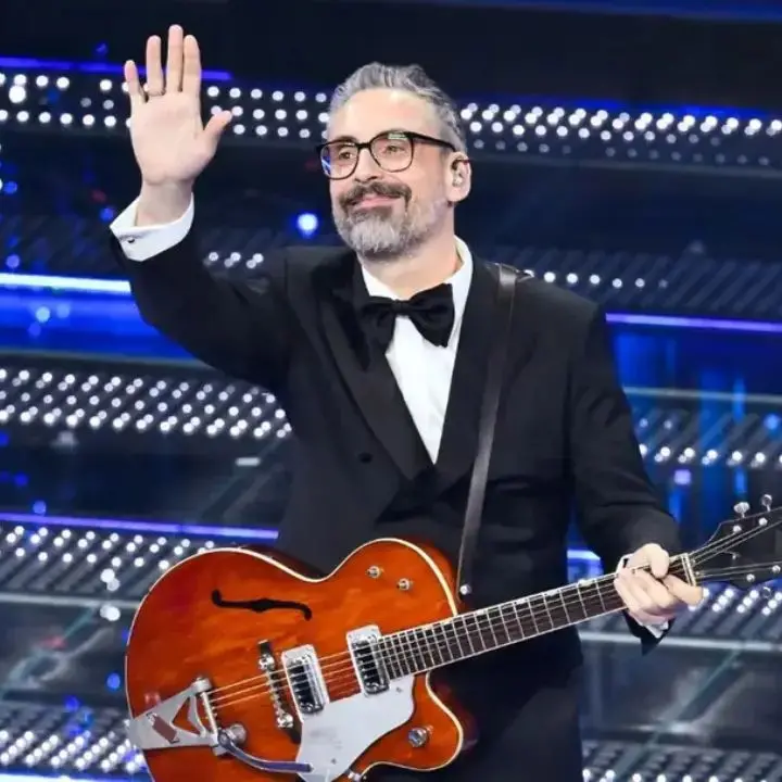 Dario Brunori torna a Sanremo nella serata dei duetti: il cantautore calabrese di nuovo protagonista all’Ariston