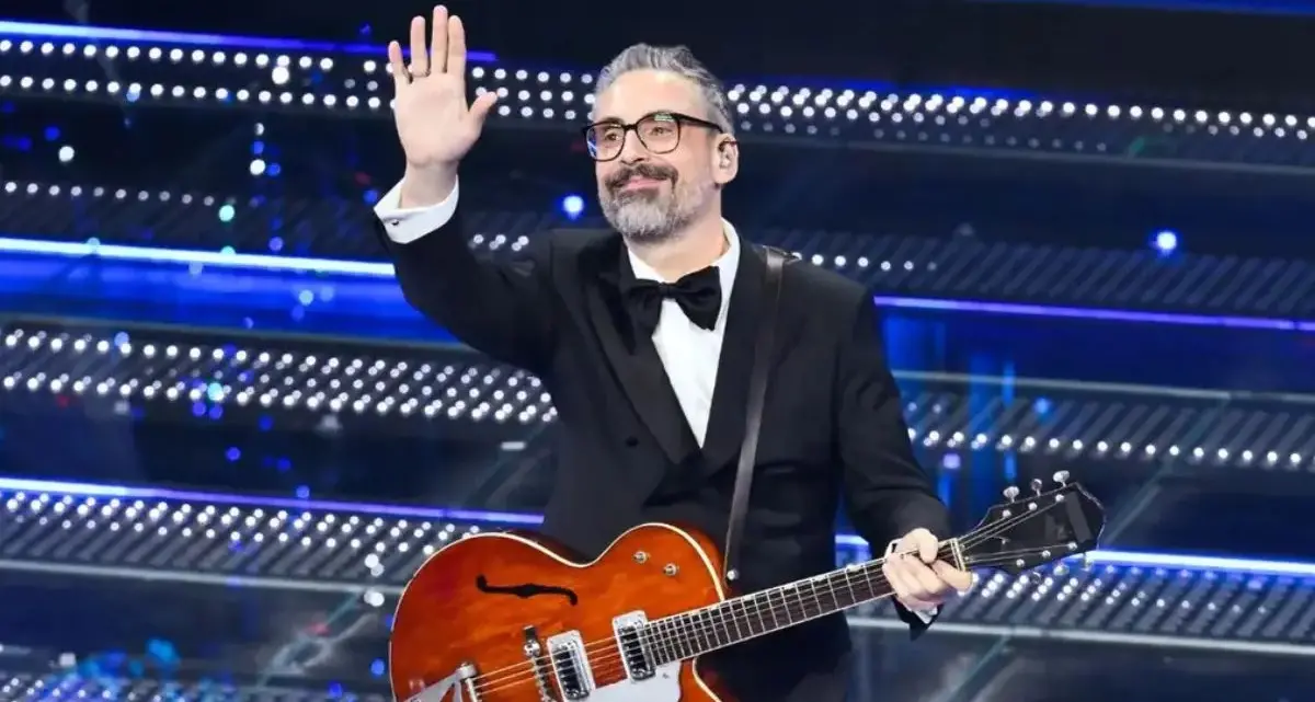 Dario Brunori torna a Sanremo nella serata dei duetti: il cantautore calabrese di nuovo protagonista all’Ariston