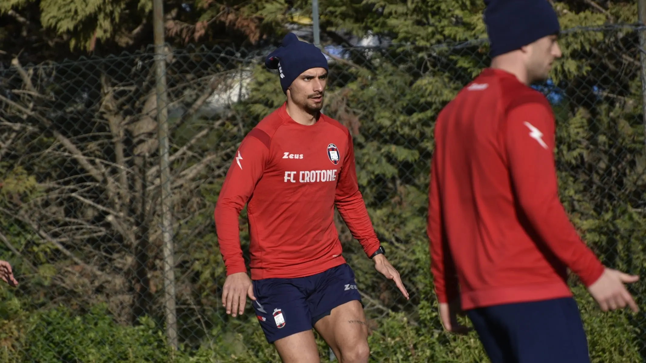 Crotone, oggi doppia seduta in vista del\u00A0Siracusa: primo allenamento per il difensore Veltri\n