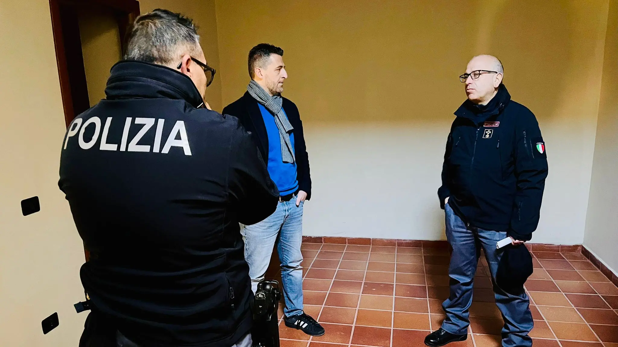 Stasi, sindaco di Corigliano Rossano, con gli agenti del commissariato locale