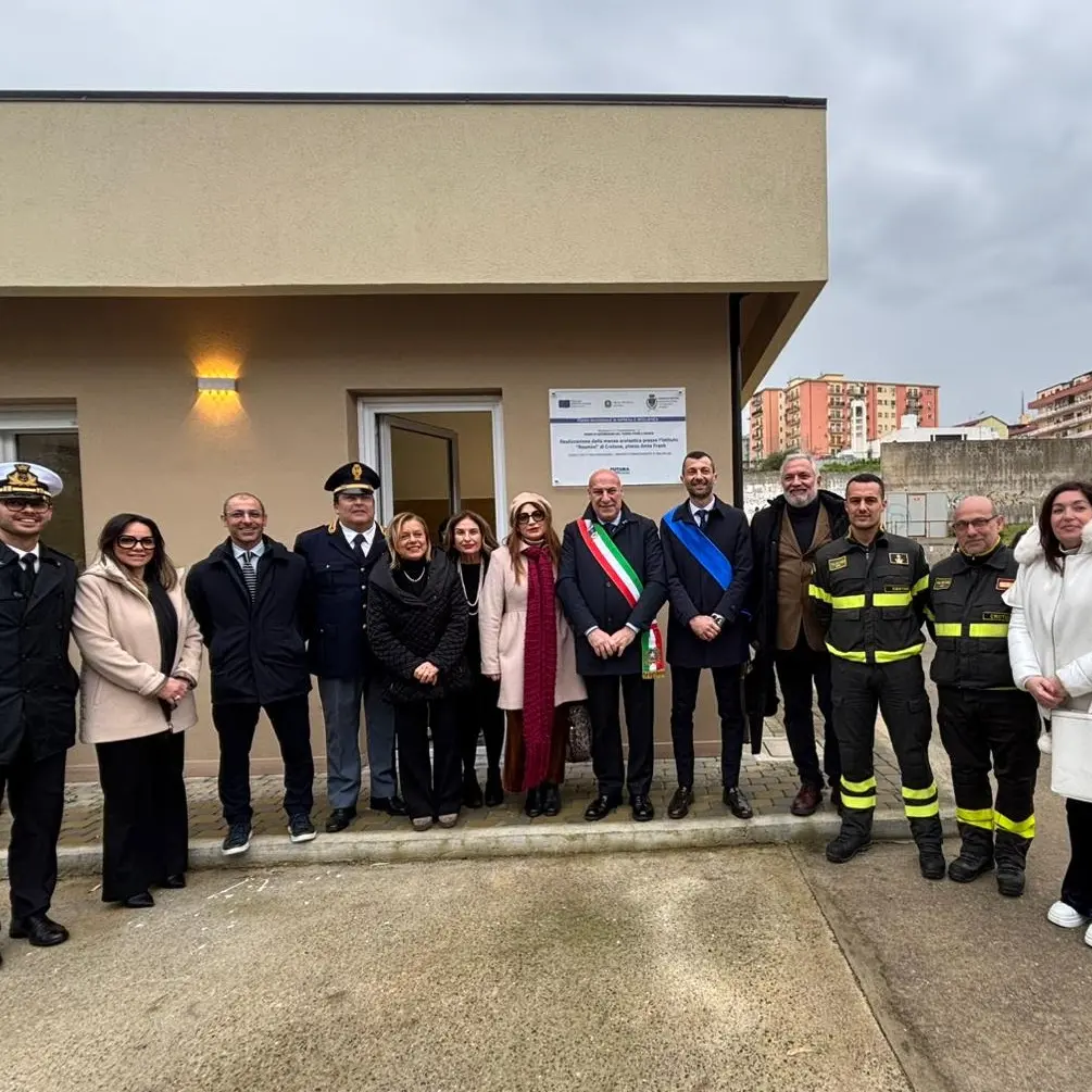 Inaugurata la nuova mensa del plesso Anna Frank a Crotone: fondi Pnrr per scuola, inclusione e tempo pieno\n