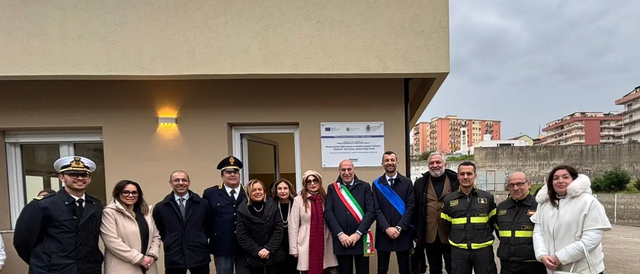 Inaugurata la nuova mensa del plesso Anna Frank a Crotone: fondi Pnrr per scuola, inclusione e tempo pieno\n
