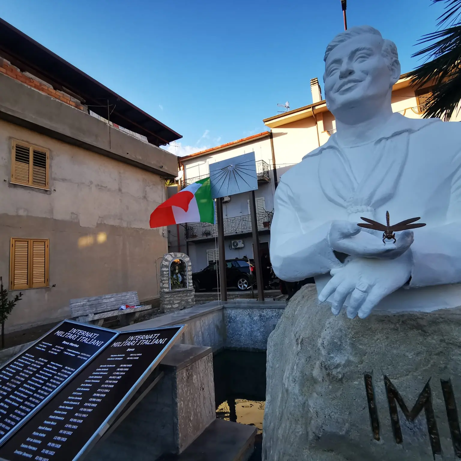 Bova Marina, “La Libellula” rompe il silenzio della memoria: inaugurato il primo monumento in Calabria dedicato agli Internati Militari Italiani\n