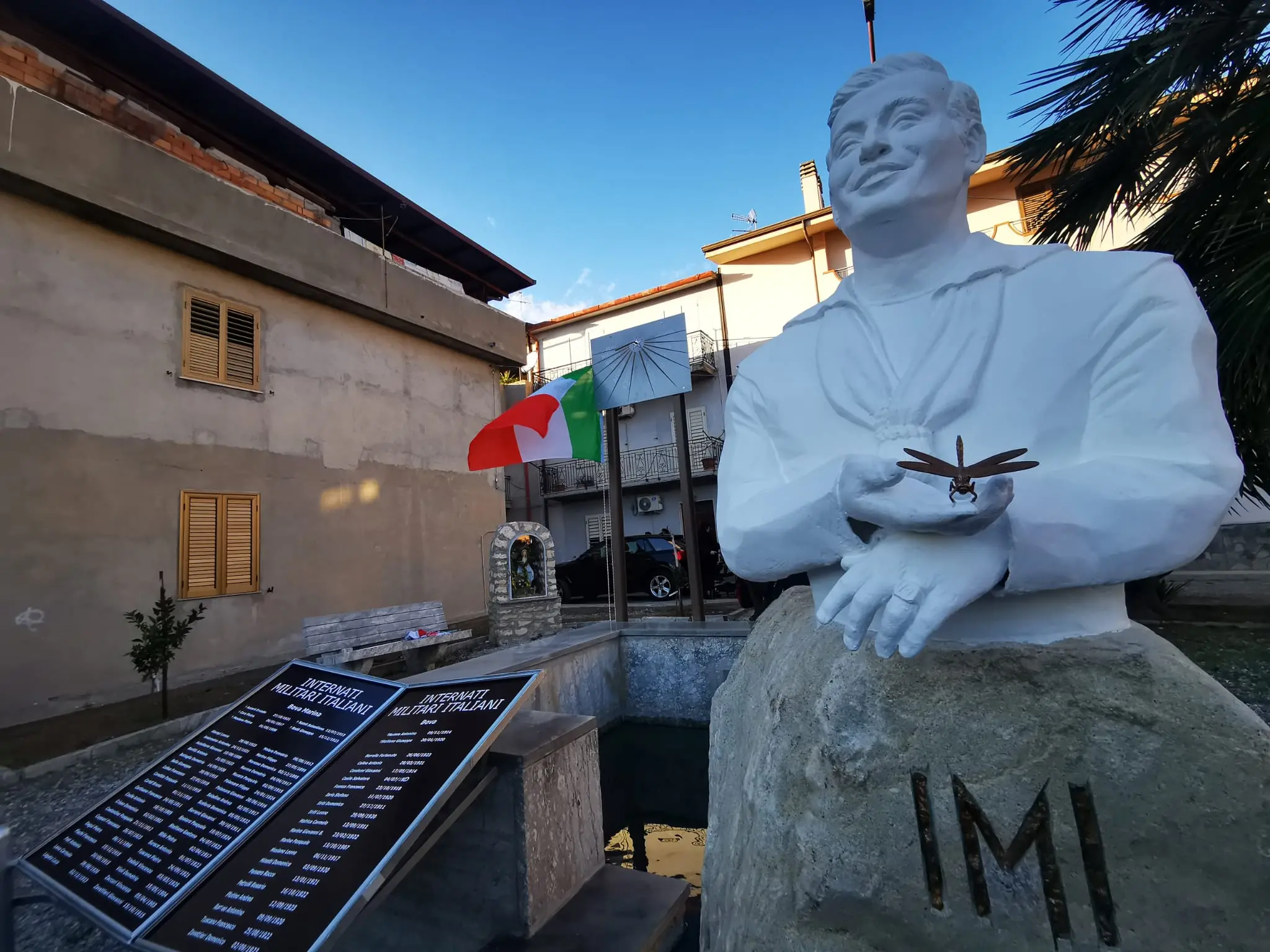 Bova Marina, “La Libellula” rompe il silenzio della memoria: inaugurato il primo monumento in Calabria dedicato agli Internati Militari Italiani\n