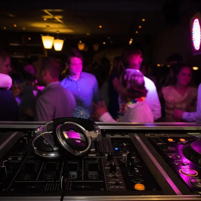 Reggio si affaccia a febbraio tra aperitivi rooftop, vinyl market e mostre d’arte\n