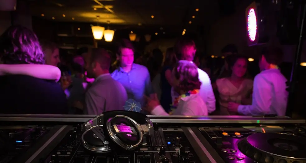 Reggio si affaccia a febbraio tra aperitivi rooftop, vinyl market e mostre d’arte\n