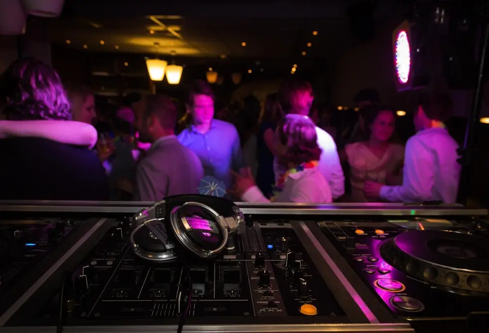 Reggio si affaccia a febbraio tra aperitivi rooftop, vinyl market e mostre d’arte\n