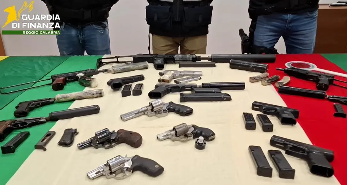 Piana di Gioia Tauro, la guardia di finanza rinviene un arsenale in\u00A0un fusto di plastica tumulato in un’area rurale\n