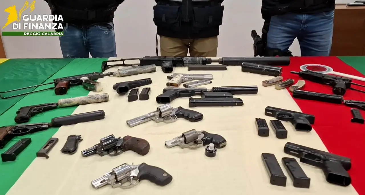 Sequestrato arsenale della ’ndrangheta a Gioia Tauro: pistole e mitragliatrici da guerra nascoste in un fusto di plastica\n