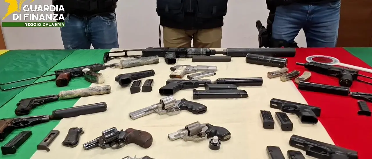 Sequestrato arsenale della ’ndrangheta a Gioia Tauro: pistole e mitragliatrici da guerra nascoste in un fusto di plastica\n